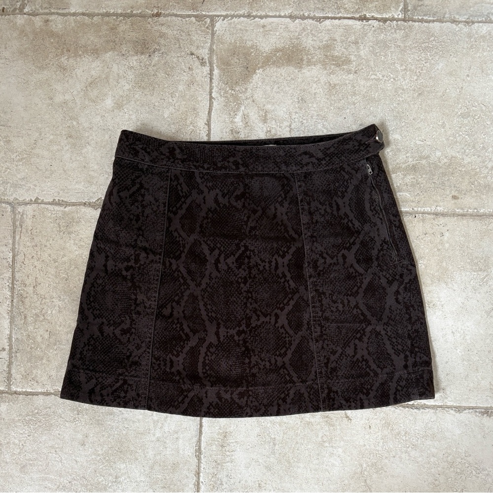🔥 H&M Snakeskin Print Mini Skirt – Size 8 (EUR 40 / CA 8 / US 8)